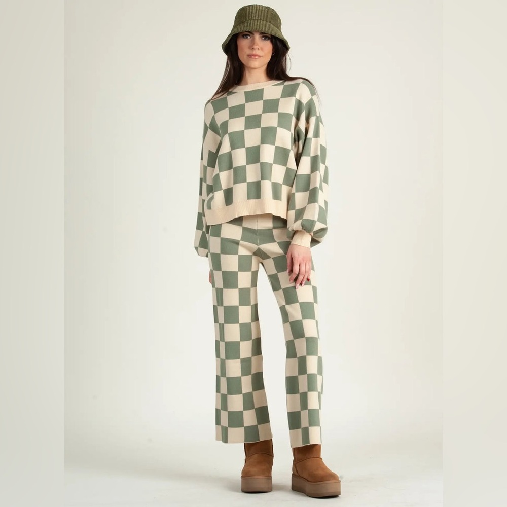 Luca Couture checkmate set